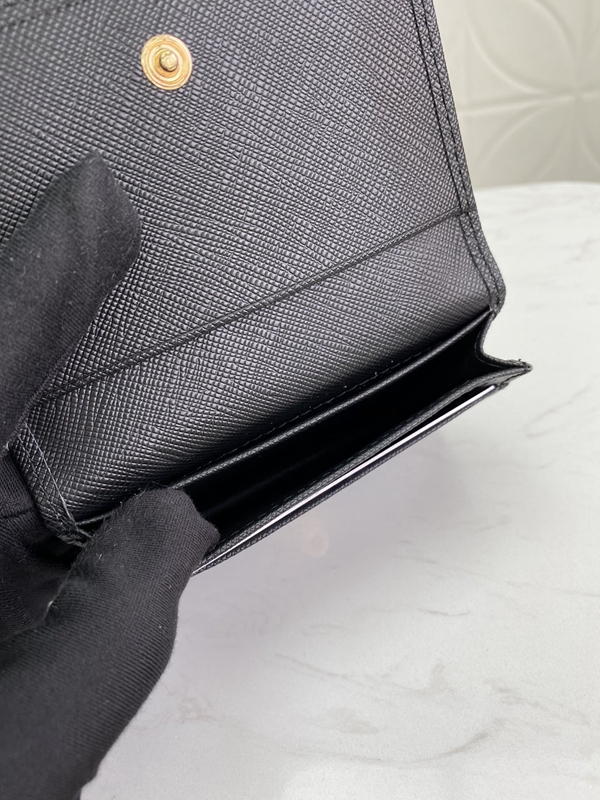 プラダ財布コピー着用イメージ